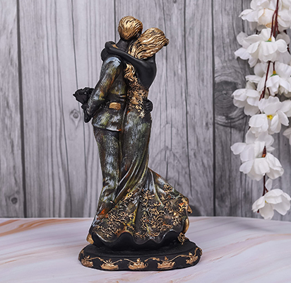 Handmade polyresin couple statues For Gifting